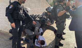 فلسطين ... الاحتلال يعتدي على الفلسطينيين في باب العامود ويعتقل 6 شبان ( شاهد )