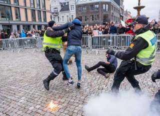 صدامات بين الشرطة السويدية ومتظاهرين ضد عزم حركة يمينية متطرفة حرق المصحف