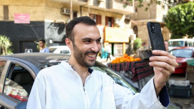 الطبيب والناشط السياسي المصري وليد شوقي يتحدث عبر الهاتف في القاهرة بعد إطلاق سراحه من قسم الشرطة في حي العباسية ، في 24 أبريل 2022. [غيتي]