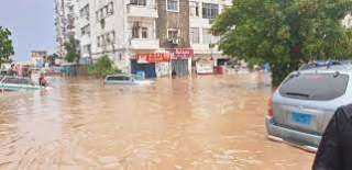 الخليج.. أمطار غزيرة تتسبب في سيول وفيضانات وسقوط ضحايا