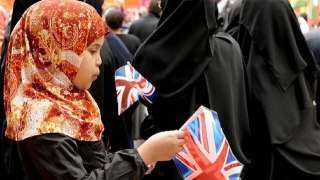 معهد أبحاث: بريطانيا تسن قوانين تسمح بتجريد المسلمين من جنسيتهم