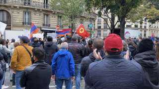 فرنسا .. الأرمن يعتدون على السفارة الأذربيجانية في باريس
