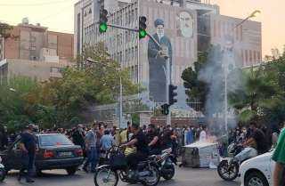 إيران .. طالبات يهتفن ضد رئيسي واختراق التلفزيون خلال كلمة المرشد