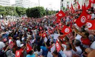 تونس .. الآلاف يتظاهرون ضد انقلاب قيس سعيد رغم رفض السلطات ترخيص التظاهرة