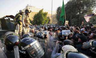 العراق .. محتجّون يقتحمون سفارة السويد في بغداد ويضرمون النار فيها
