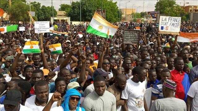 النيجر.. فرنسا تسحب سفيرها وتعلن إنهاء وجودها العسكري نهاية العام